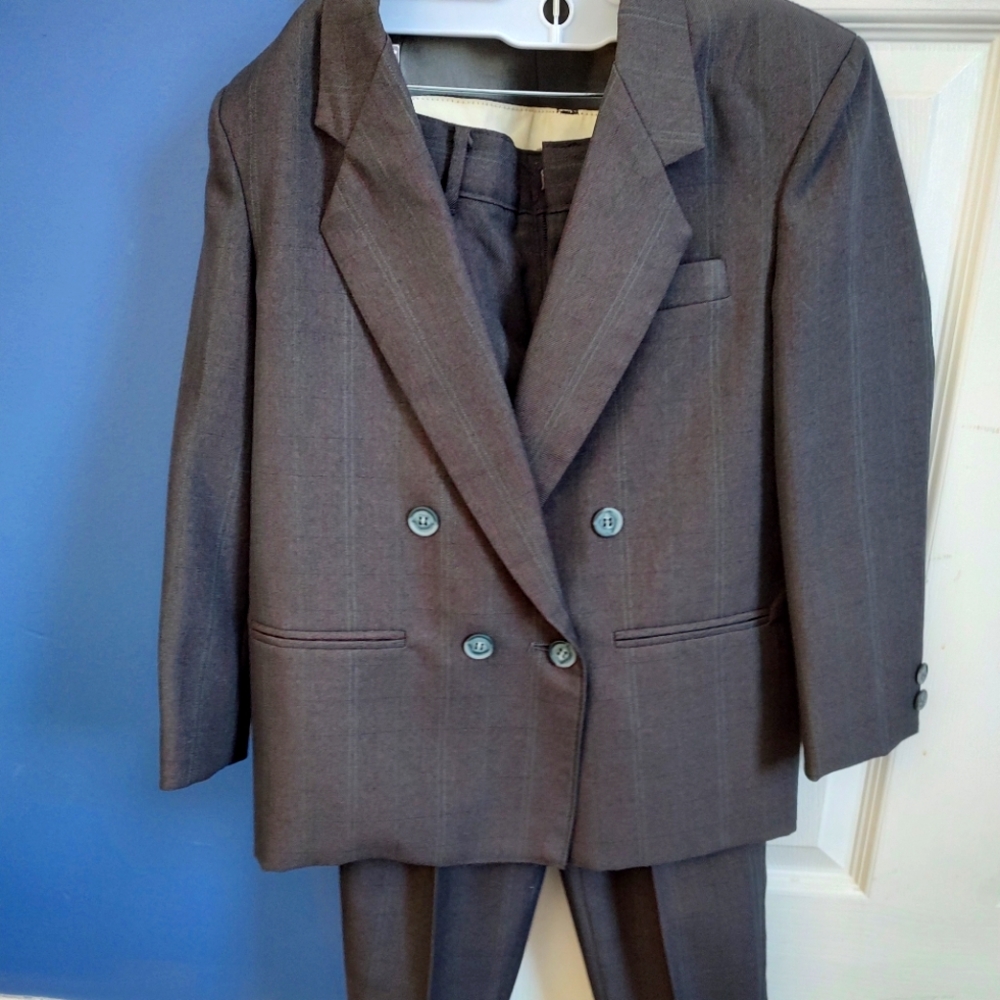 Boy's Reniew gray Suit. Size 8